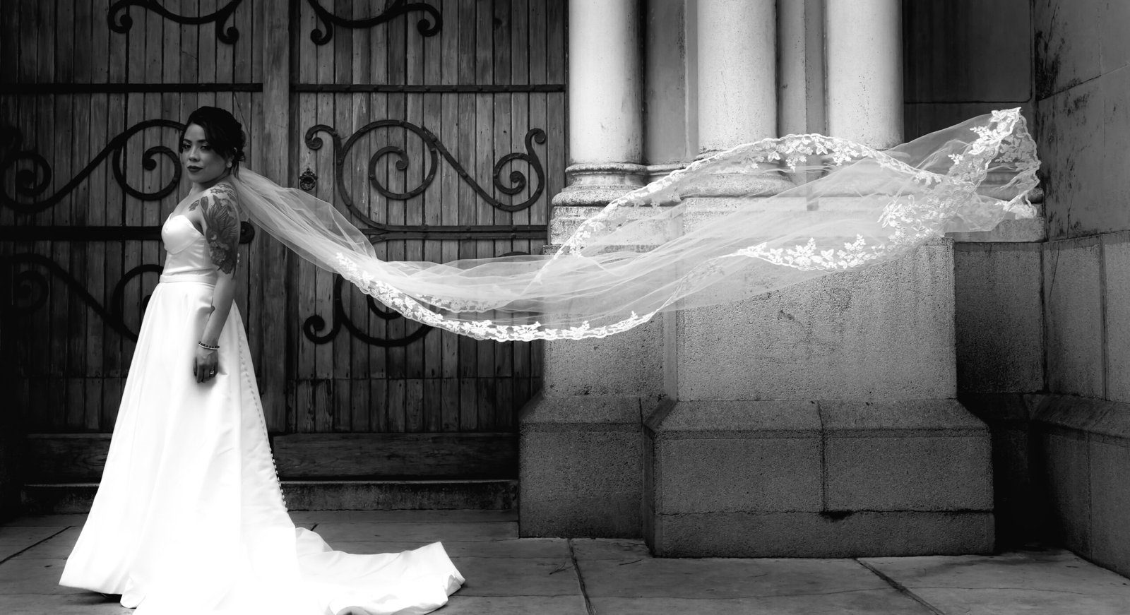 Novia con velo al viento